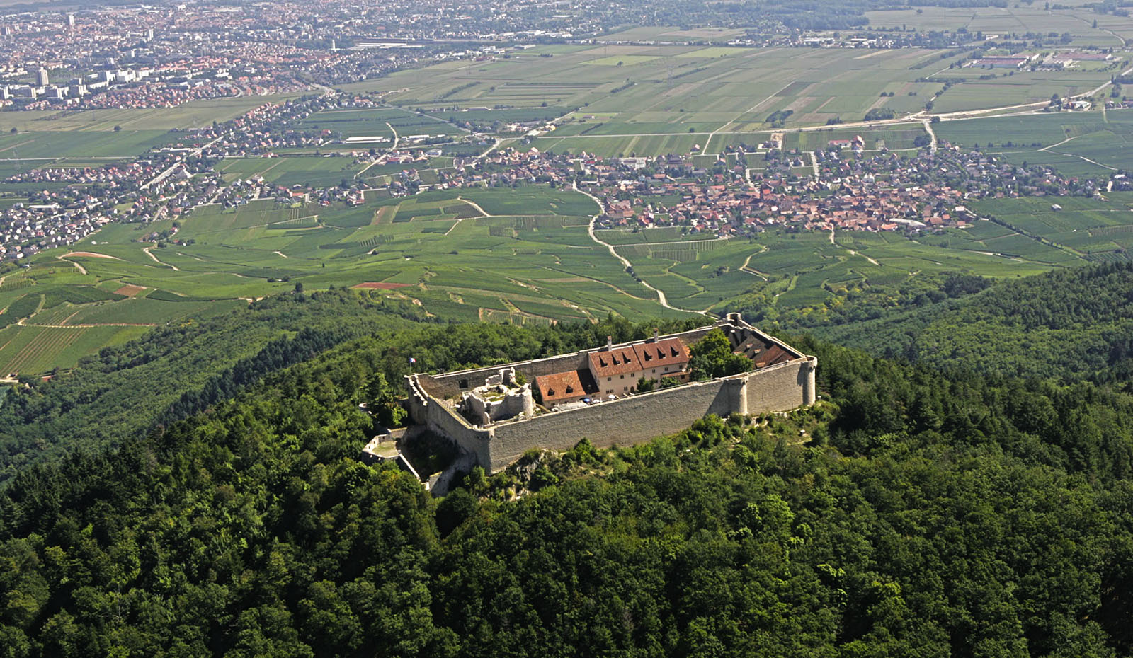 Le-chateau-du-Hohlandsbourg-vu-du-ciel-2